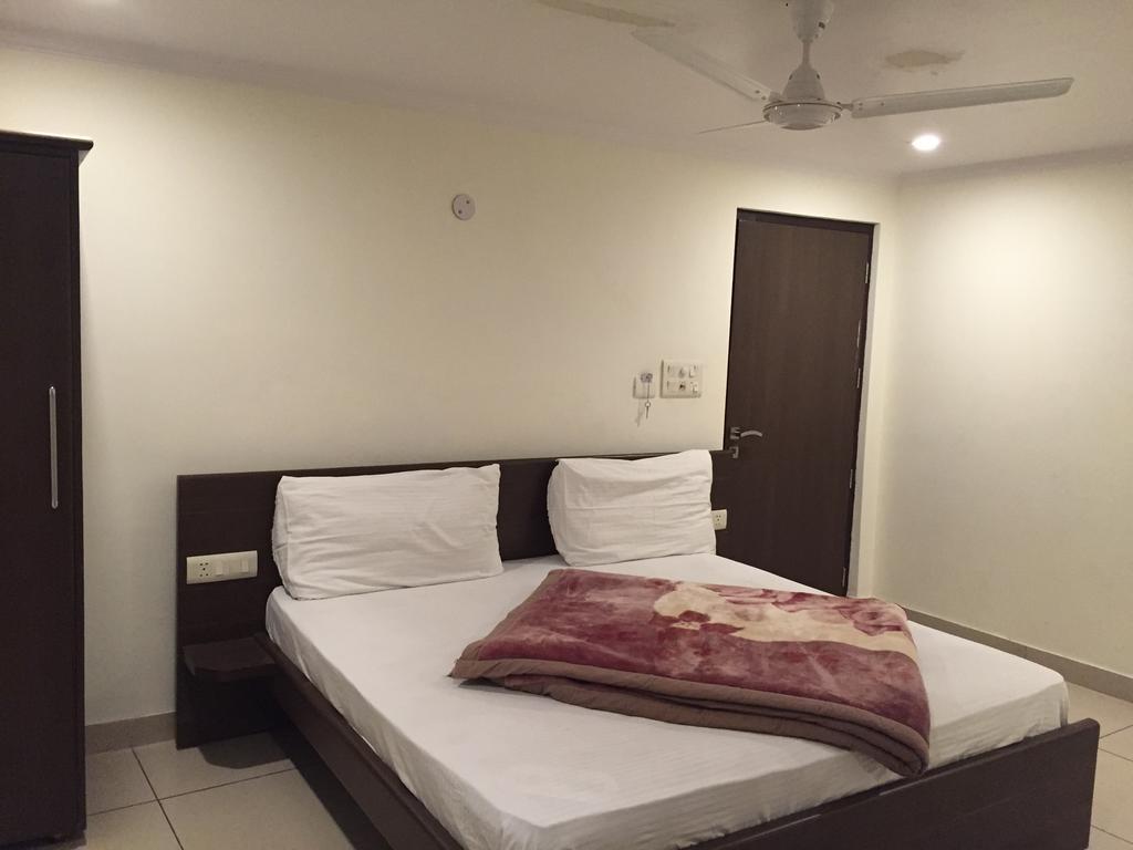Hotel Surya Haldwāni Стая снимка