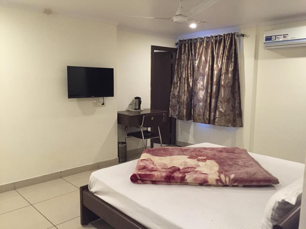 Hotel Surya Haldwāni Стая снимка