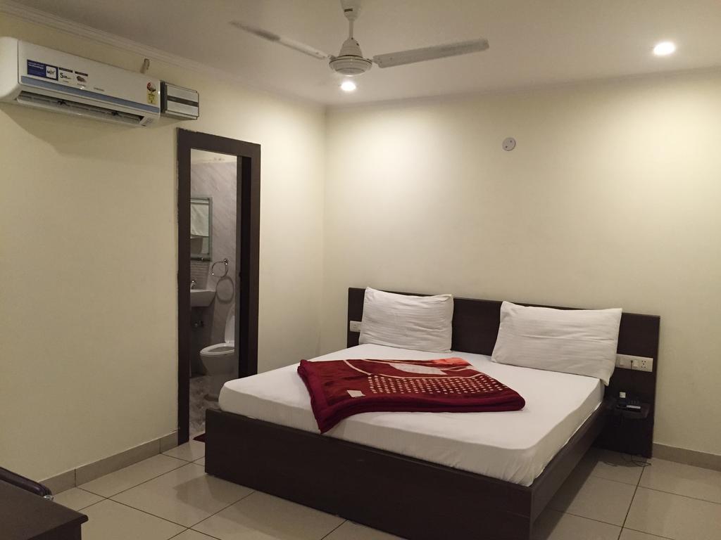 Hotel Surya Haldwāni Стая снимка