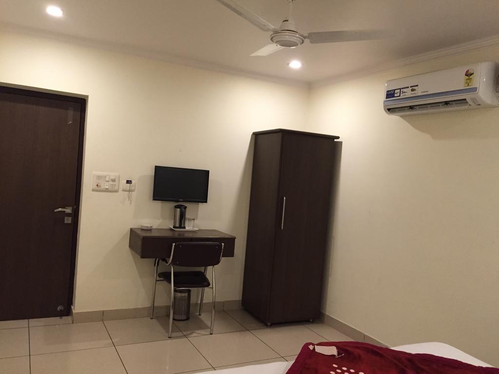 Hotel Surya Haldwāni Стая снимка