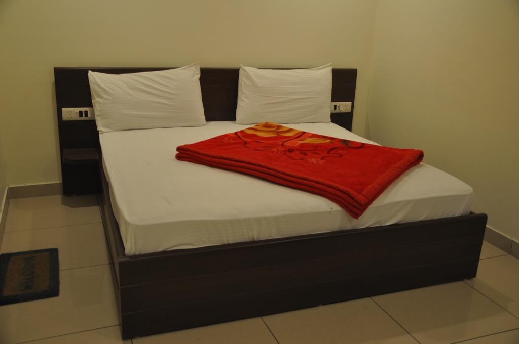 Hotel Surya Haldwāni Стая снимка