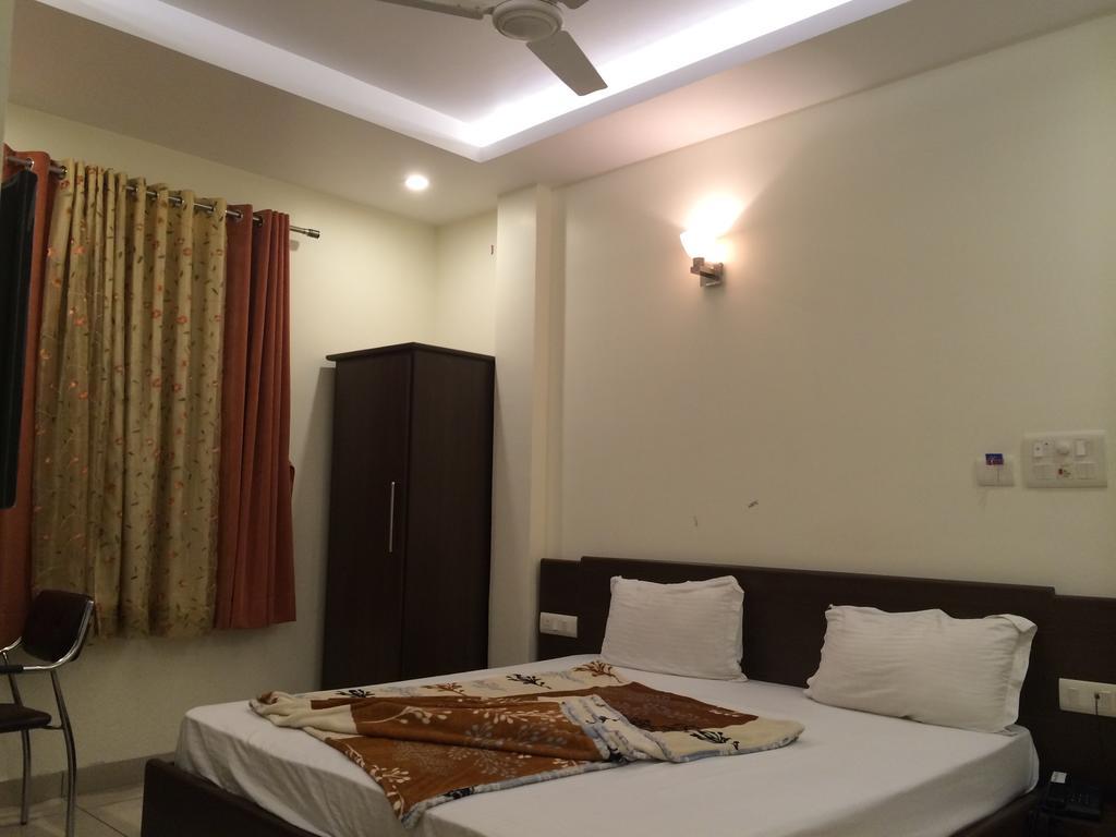 Hotel Surya Haldwāni Стая снимка